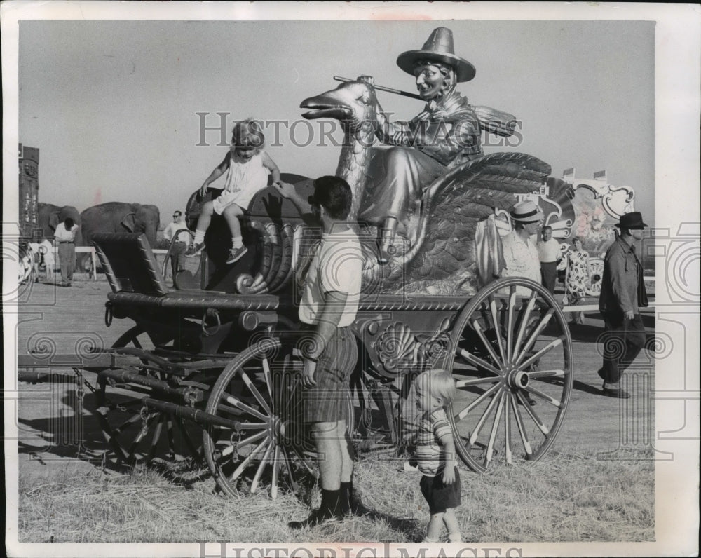 1966 Press Photo Edward Kosinski With Children on Circus Wagon Before Parade- Historic Images