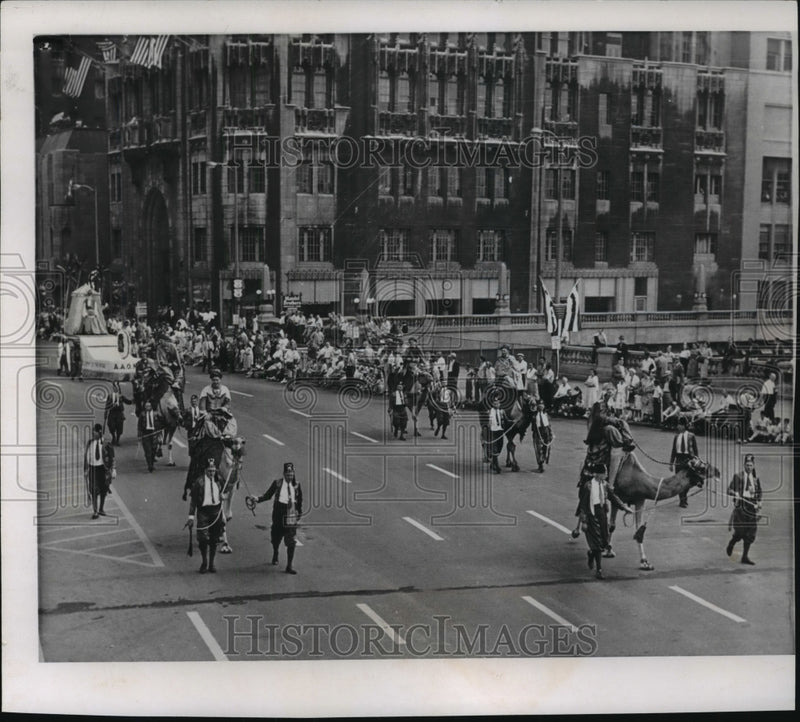 Load image into Gallery viewer, 1958 Press Photo Members of the Zor temple of Madiso led camels as they paraded

