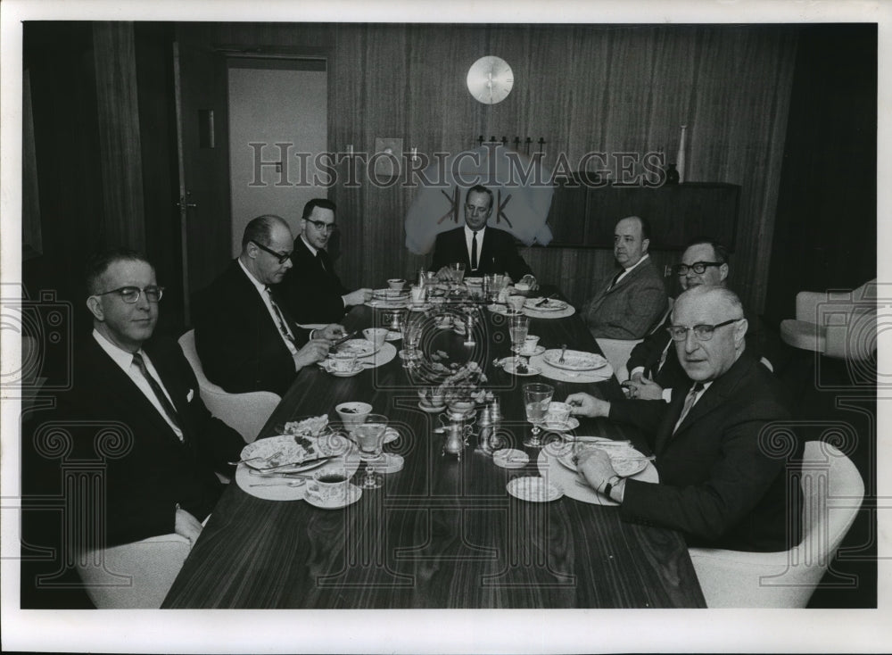 1964 Press Photo Frank Christie and others in Business Luncheon- Historic Images