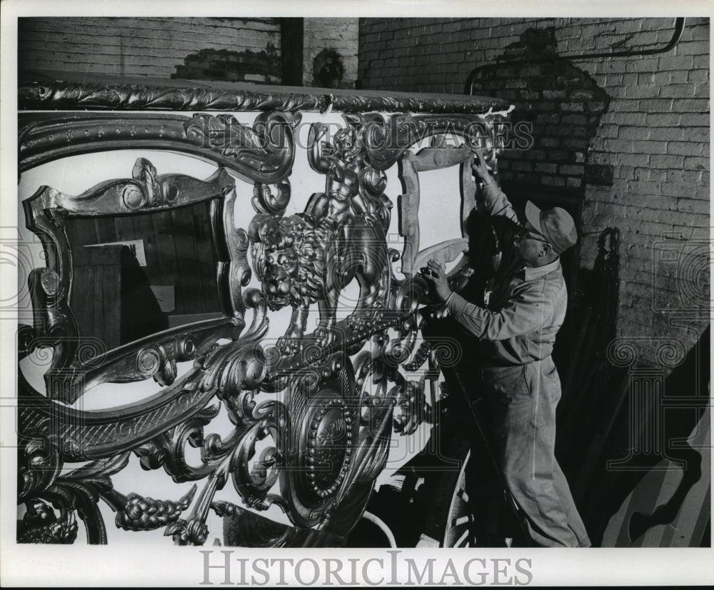 1968 Press Photo Circus World Museum Worker with Antique Circus Wagon- Historic Images