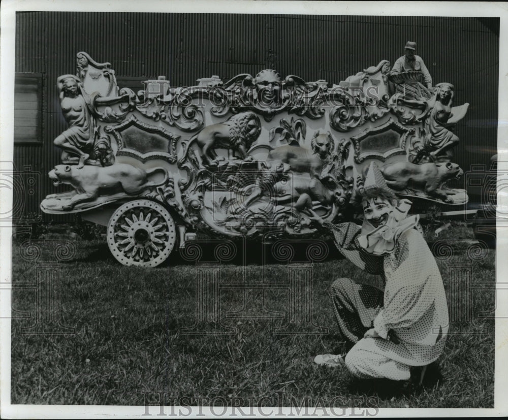 1963 Press Photo Clown with The White and Gold Lion and Mirror Bandwagon- Historic Images