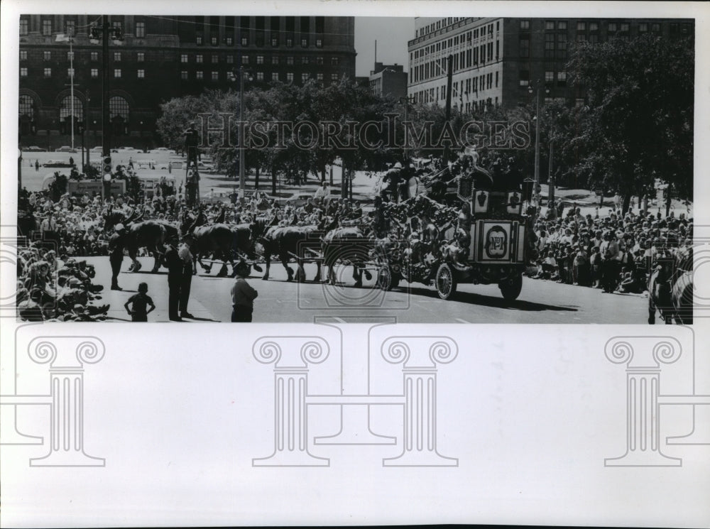 1966 Press Photo Circus Wagons in a Parade in Milwaukee - mja69547