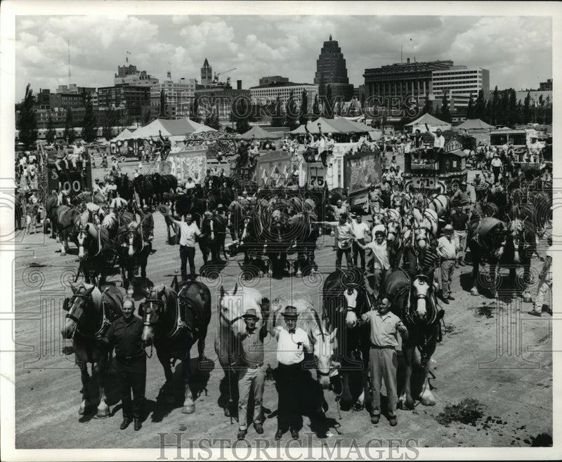 Load image into Gallery viewer, 1966 Press Photo Circus and Parades in Milwaukee - mja69549

