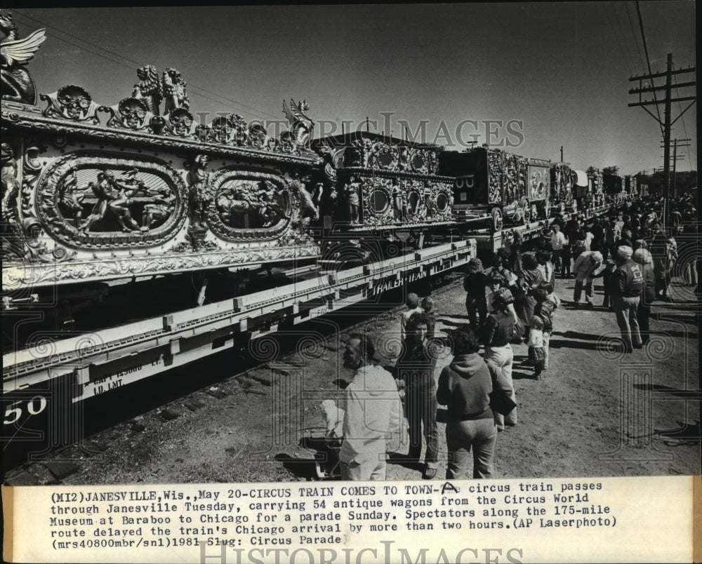 1981 Press Photo Janesville residents looked at the wagons aboard the train- Historic Images