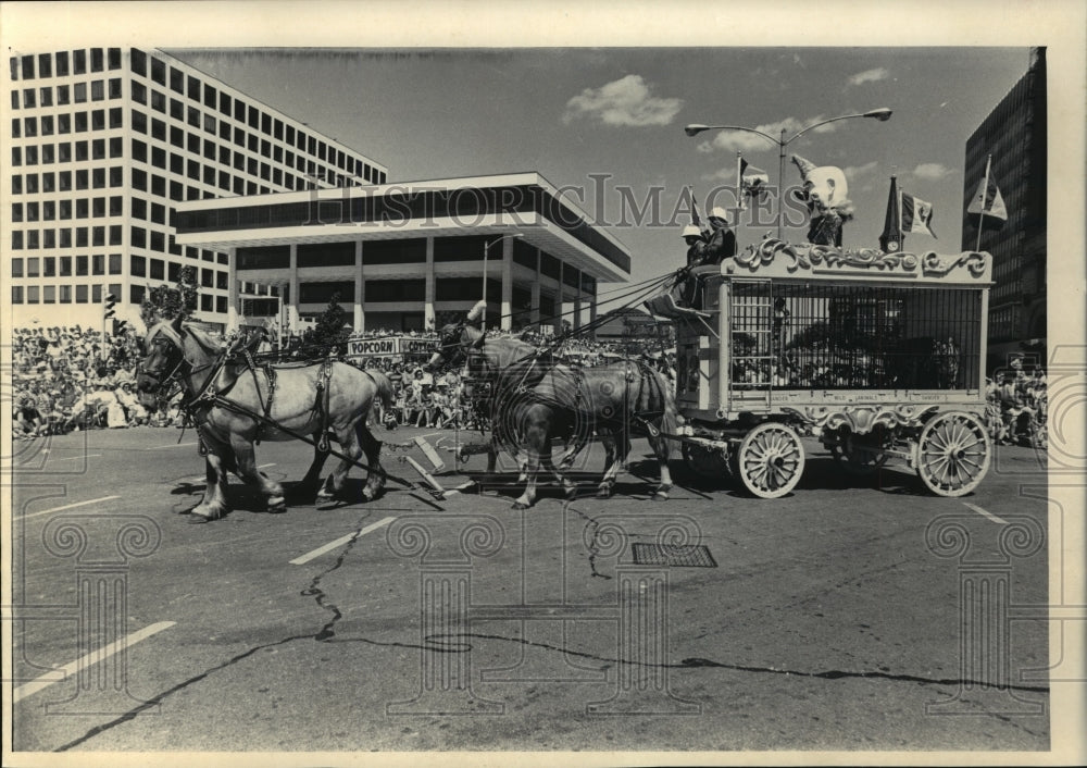 1988 Press Photo Schlitz Circus Parade in Milwaukee- Historic Images