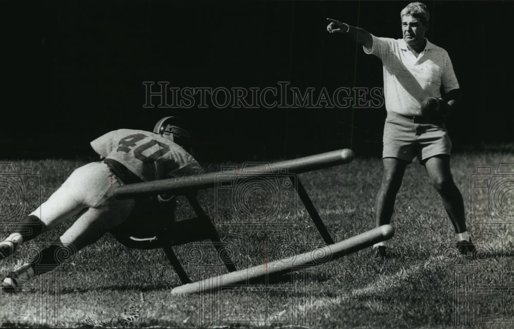 1989 Press Photo Coach Bob Collins has Nicolet pointed toward victory.- Historic Images