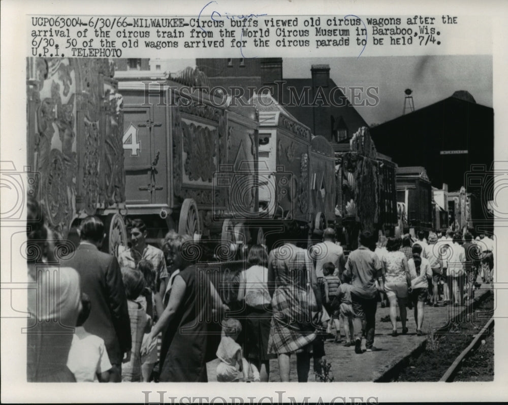 1966 Press Photo Circus buffs viewed old circus wagons, Wold Circus Museum. - Historic Images