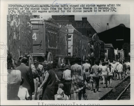 1966 Press Photo Circus buffs viewed old circus wagons, Wold Circus Museum. - Historic Images