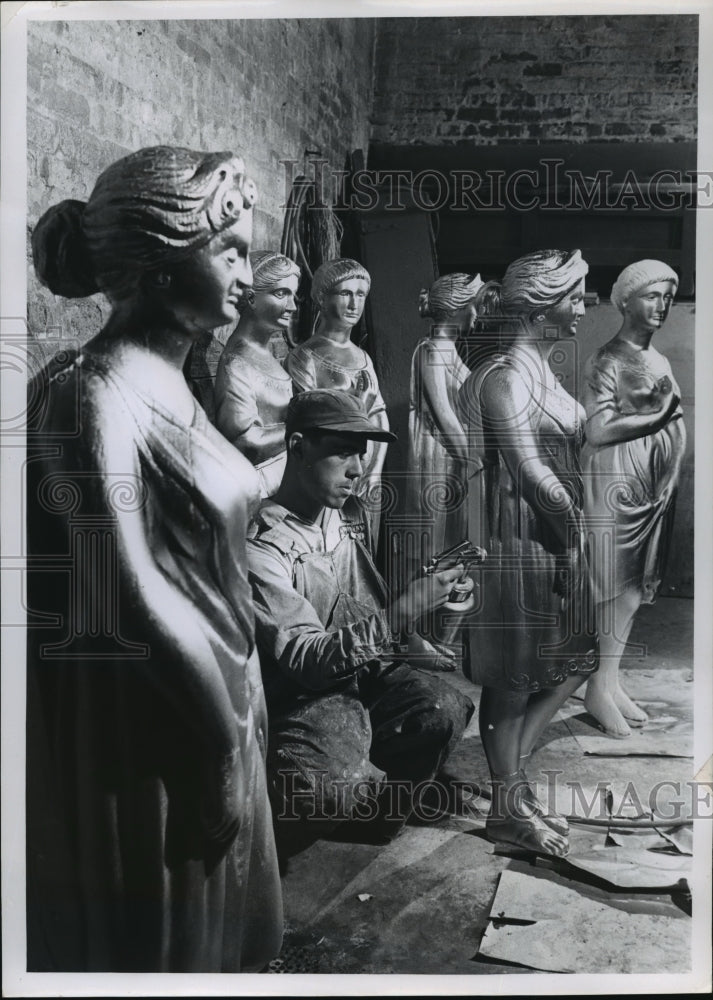 1964 Press Photo Harold Schubring Spray Painting And Working On Statues - Historic Images