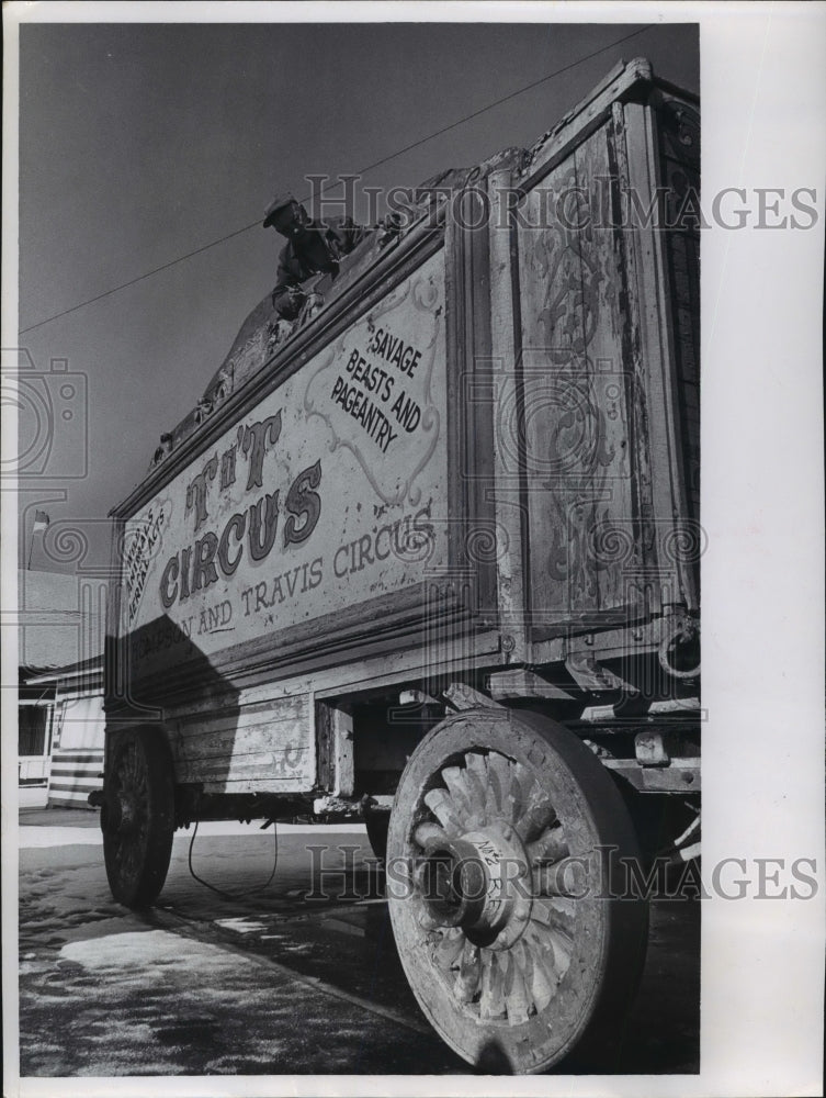 1964 Press Photo Hagenbeck Wallace Circus Wagon Was Checked By Ernest Zimmerly - Historic Images