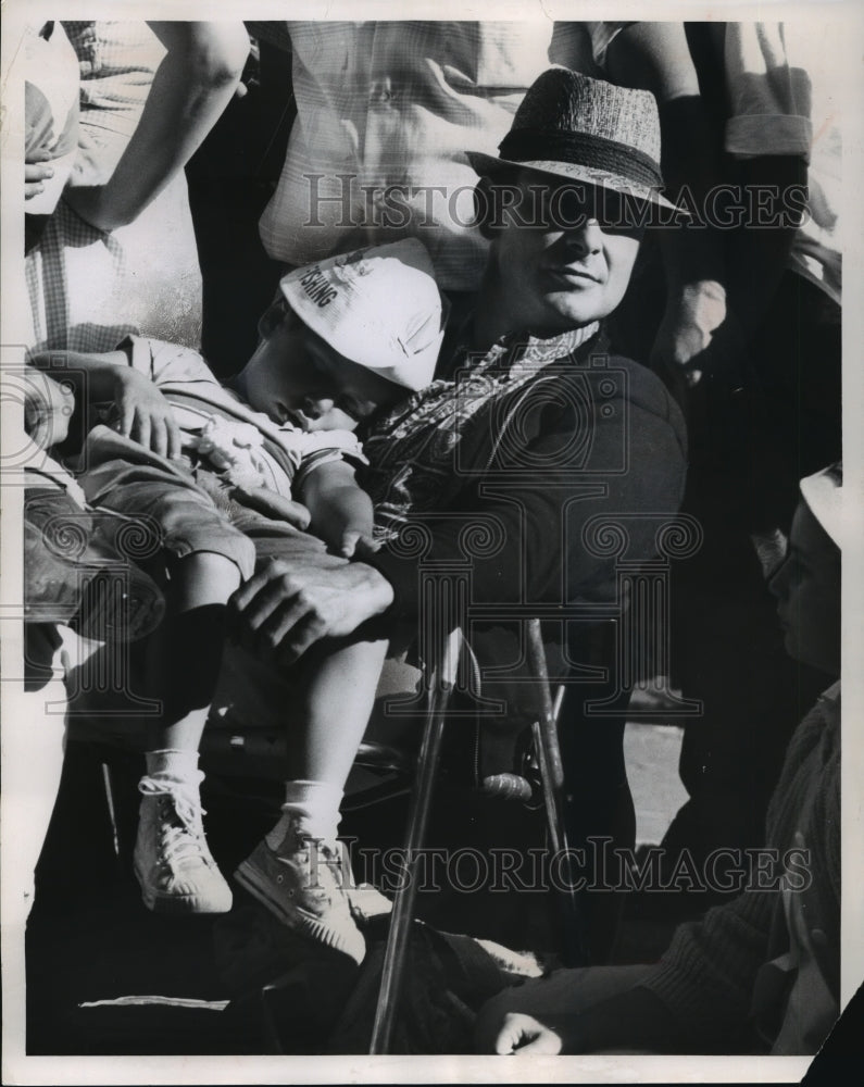 1962 Press Photo Father and Son at Milwaukee Circus Parade- Historic Images