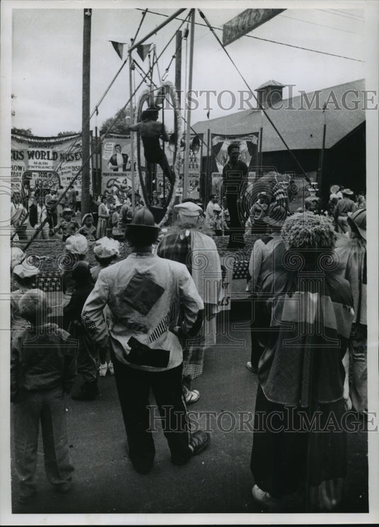 1959 Press Photo An aerialist, Miss Johl, performed on the Industrial Coils, Inc- Historic Images