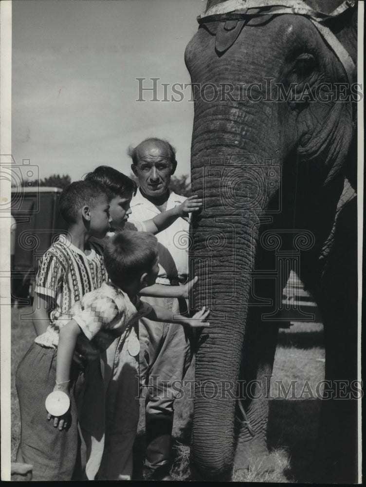 1952 Press Photo Hugo Schmidt introduces boys from St. Josephs to his elephant- Historic Images