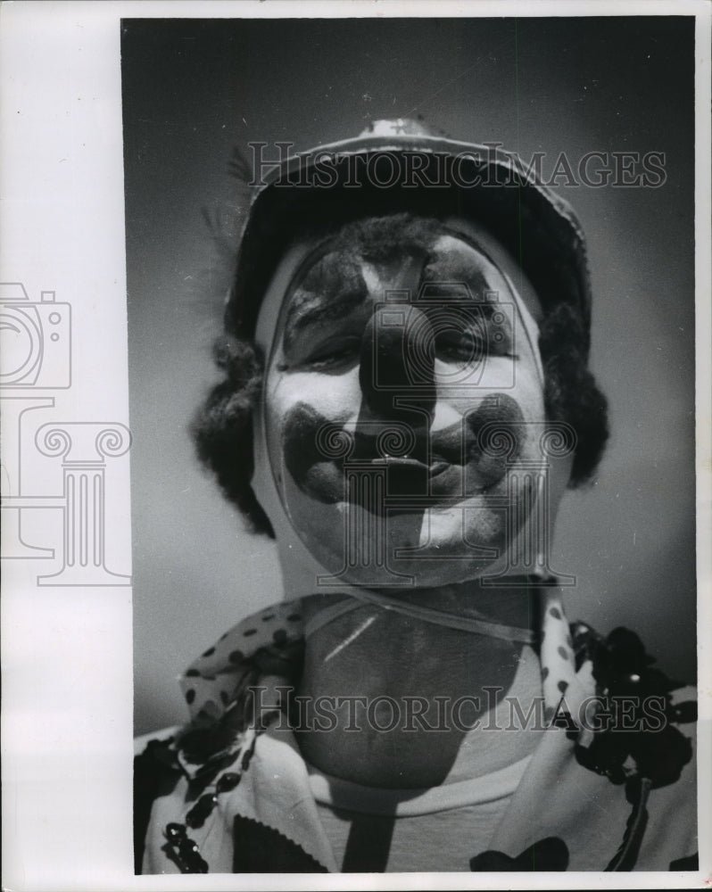 1964 Press Photo Clown, Joseph Naso, makes a funny face at the Circus Parade- Historic Images