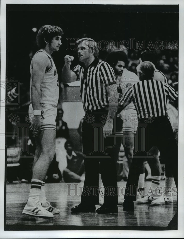 1977 Press Photo Joe Chrnelich of Wisconsin appears apologetic to referee- Historic Images