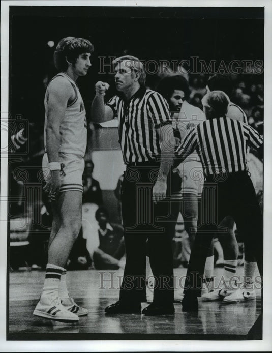 1977 Press Photo Joe Chrnelich of Wisconsin appears apologetic to referee- Historic Images