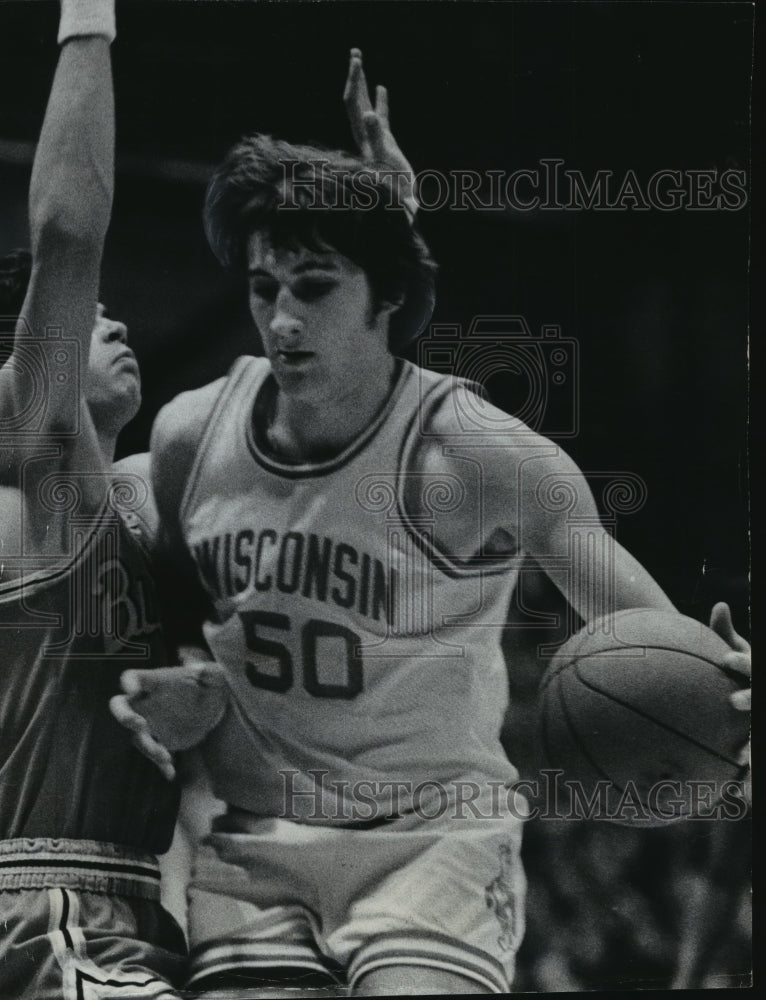 1977 Press Photo Basketball: Joe Chrnelich&#39;s resurgence has raised Badger hopes- Historic Images