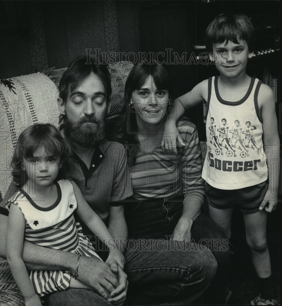 1985 Press Photo Richard, Lottie, Cody Elizabeth, and Todd Smith, New Berlin- Historic Images