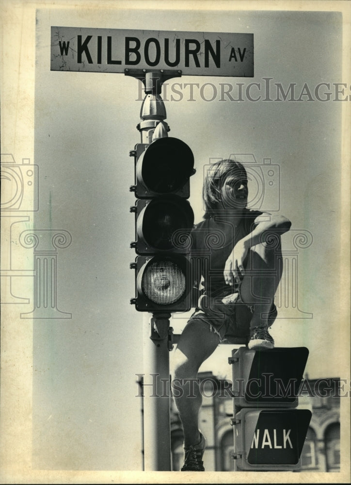 1973 Press Photo Bruce Kemp watched the Schlitz  Parade atop a Street Light- Historic Images