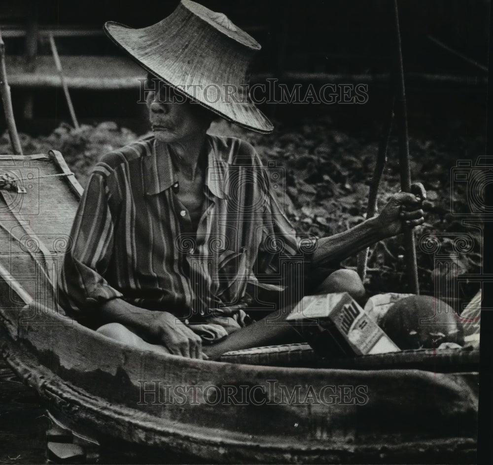 1980 Press Photo Elderly Woman Selling Goods Along Bangkok Canal- Historic Images