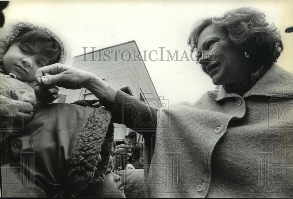 1980 Press Photo Rosalynn Carter Visited Mitchell St. Milwaukee- Historic Images