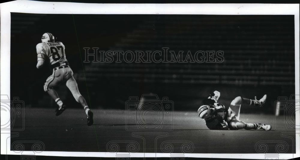 1988 Press Photo Football: Chris Chudzik makes a 63-yard touch down pass- Historic Images