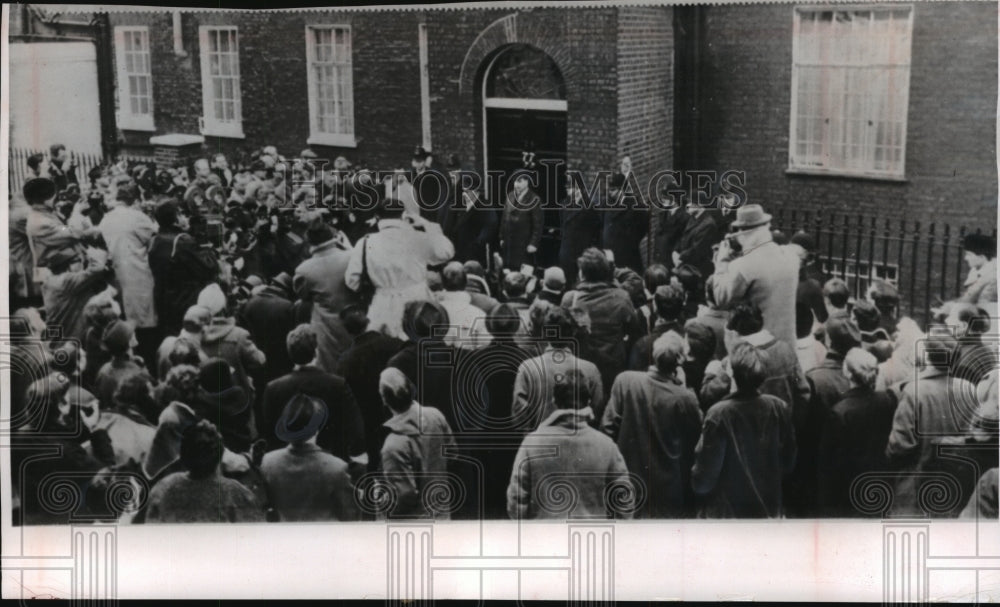 1965 Press Photo Large crowd in front of Sir Winston Churchill&#39;s home- Historic Images