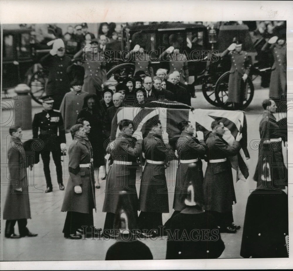 1965 Press Photo Lady Churchill and family follow Sir Winston Churchill casket- Historic Images