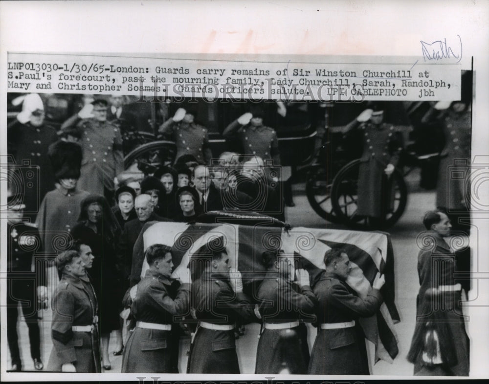 1965 Press Photo Guards carry Sir Winston Churchill to St. Paul's Cathedral- Historic Images