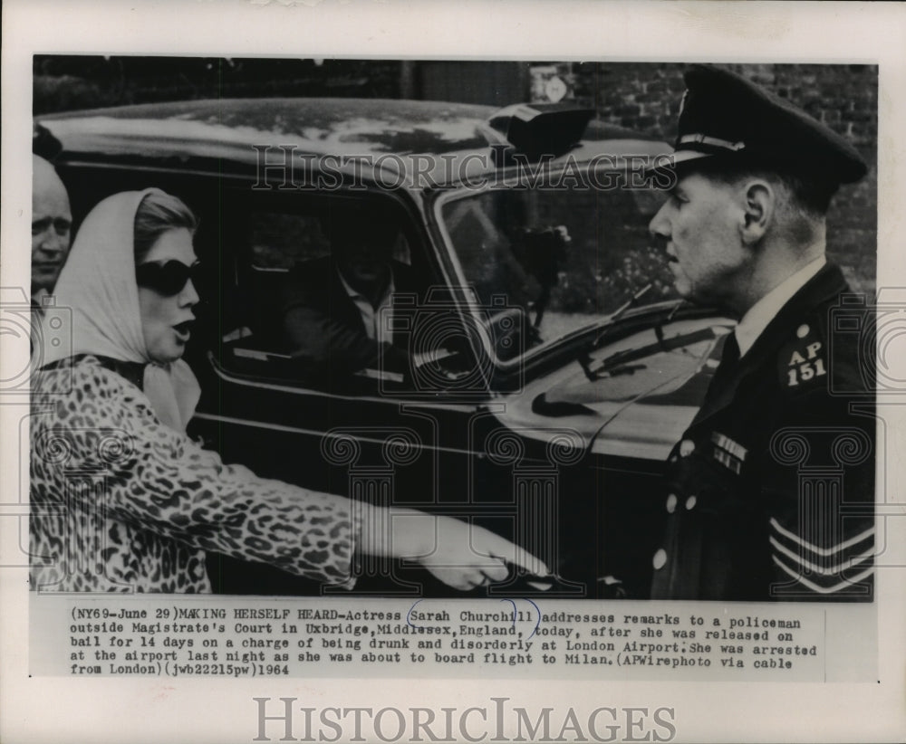 1964 Press Photo Actress Sarah Churchill addresses a policeman, Magistrate Court