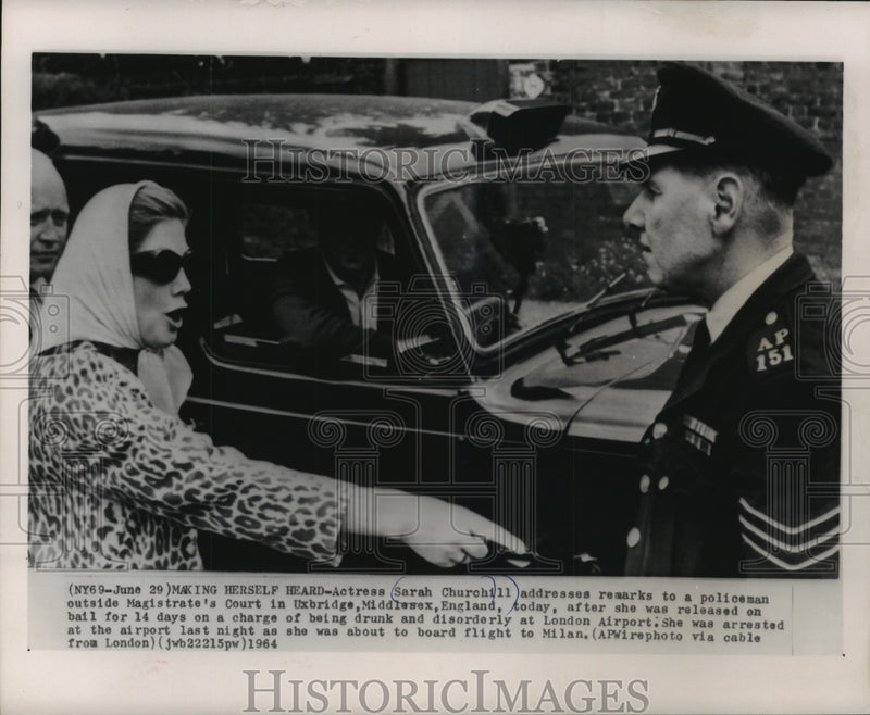 Load image into Gallery viewer, 1964 Press Photo Actress Sarah Churchill addresses a policeman, Magistrate Court
