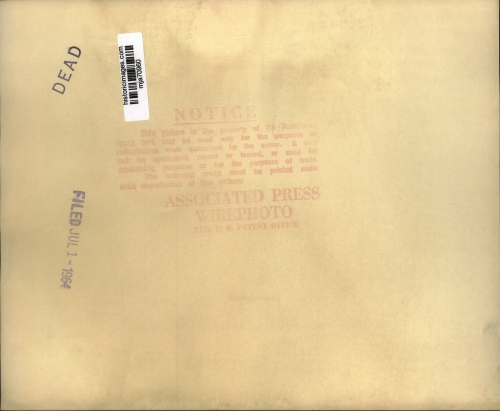 1964 Press Photo Actress Sarah Churchill addresses a policeman, Magistrate Court