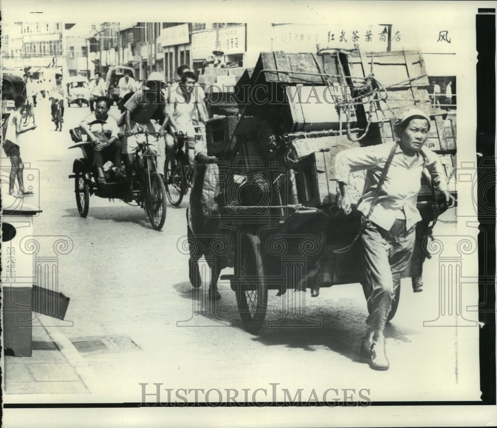 1972 Press Photo People Transporting Merchandise in Shanghai- Historic Images