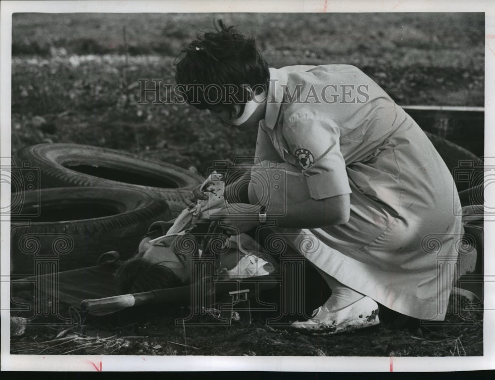 1966 Press Photo Becky Bromley Gives First Aid to a Victim in a Field Exercise- Historic Images