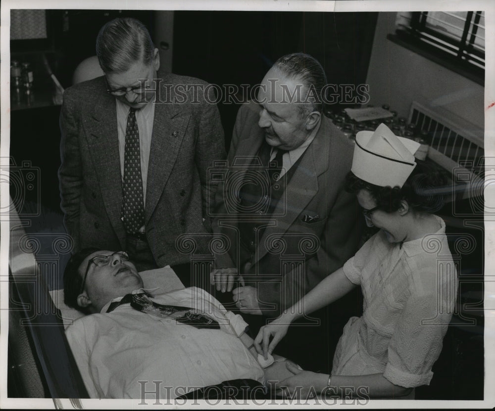 1957 Press Photo  Edward Jeske, civil defense co-ordinator, donated blood.- Historic Images