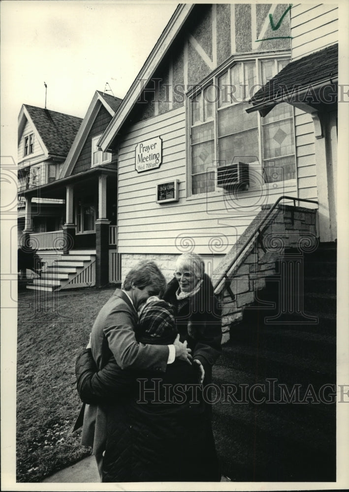 1987 Press Photo Preacher Consoles Church Member After Fellowship is Disbanded- Historic Images