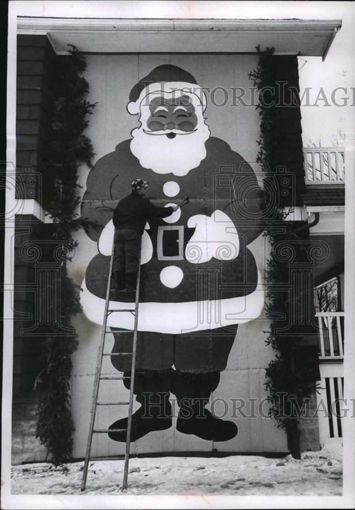 1961 Press Photo Edmund Kuszewski Finishing His Giant Santa Poster - Historic Images