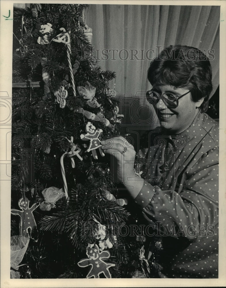 1985 Press Photo Terry Diedrich of Methodist Manor Retirement Home- Historic Images