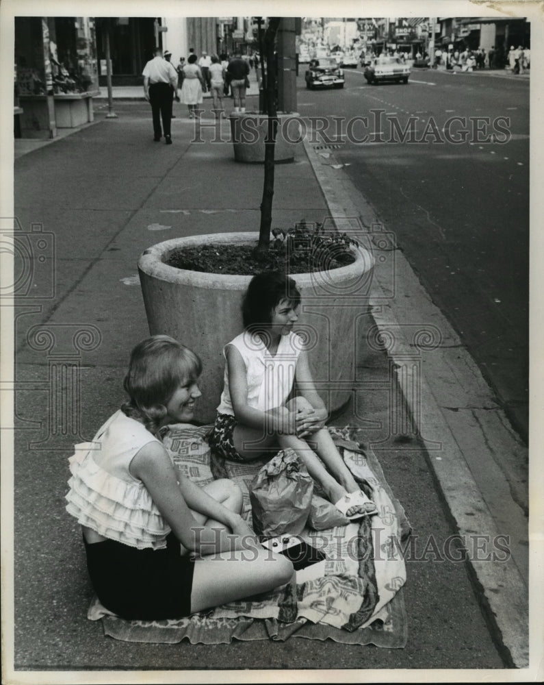 1966 Press Photo Patti Wisotzke and Kathie Donley Waiting For The Parade- Historic Images