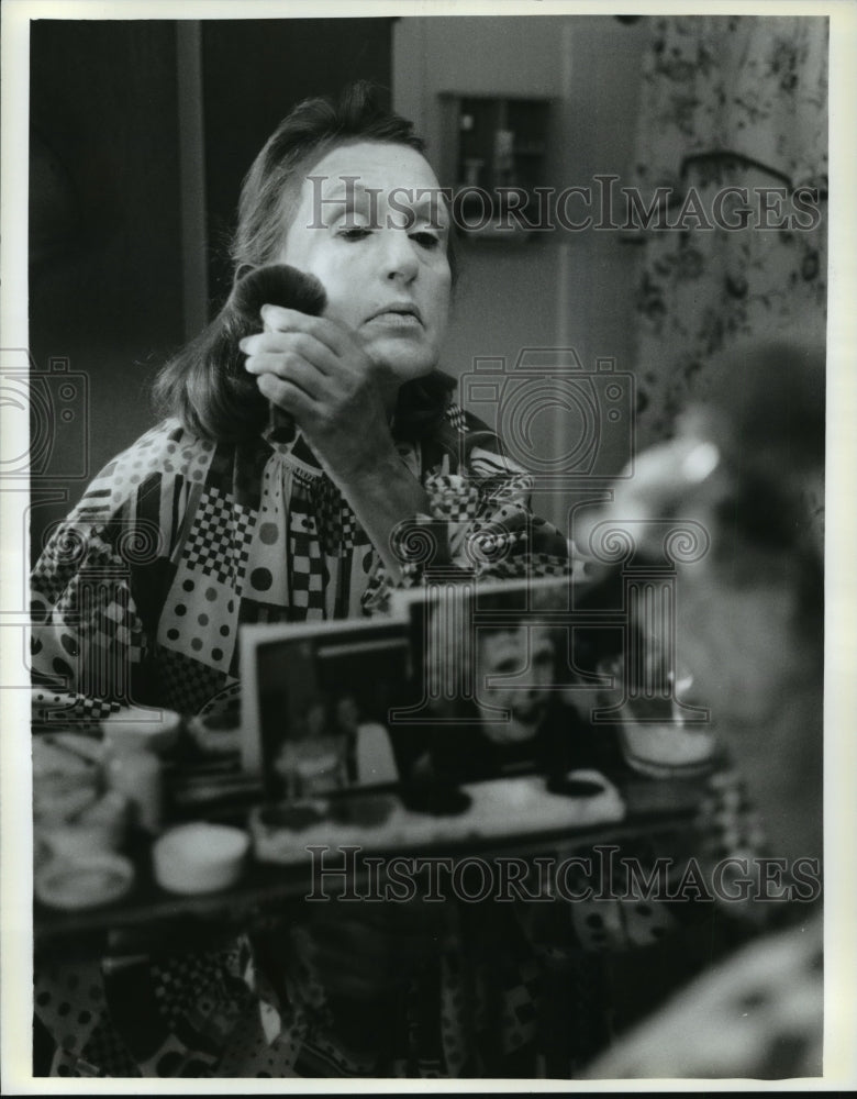 1994 Press Photo Susan Davey applies makeup to become Rainbow Randa the clown. - Historic Images