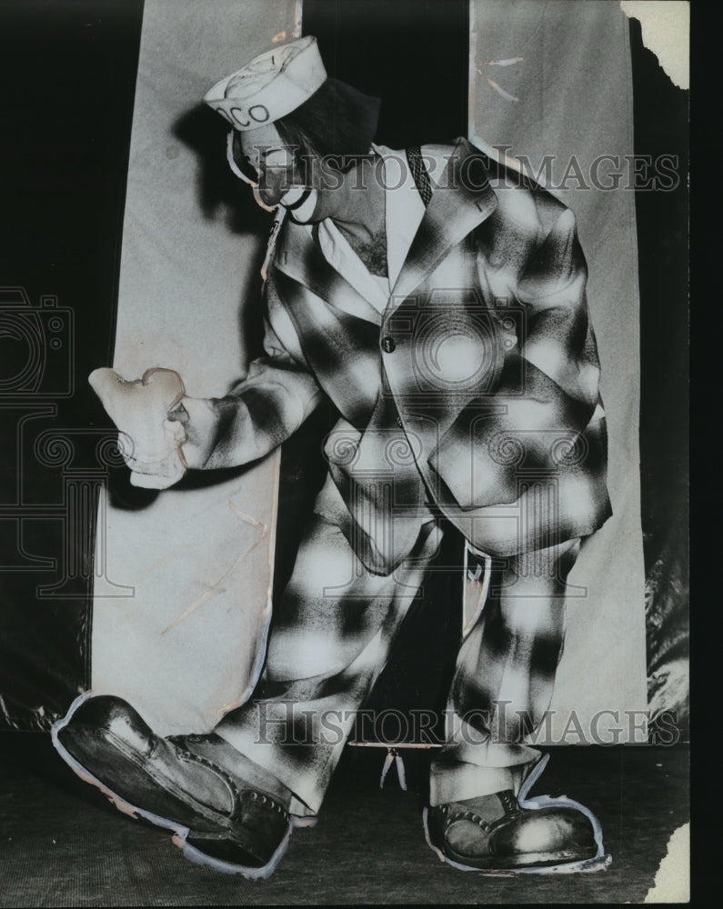 1968 Press Photo Coco the clown has a big shoe shining job ahead. - mja71638- Historic Images