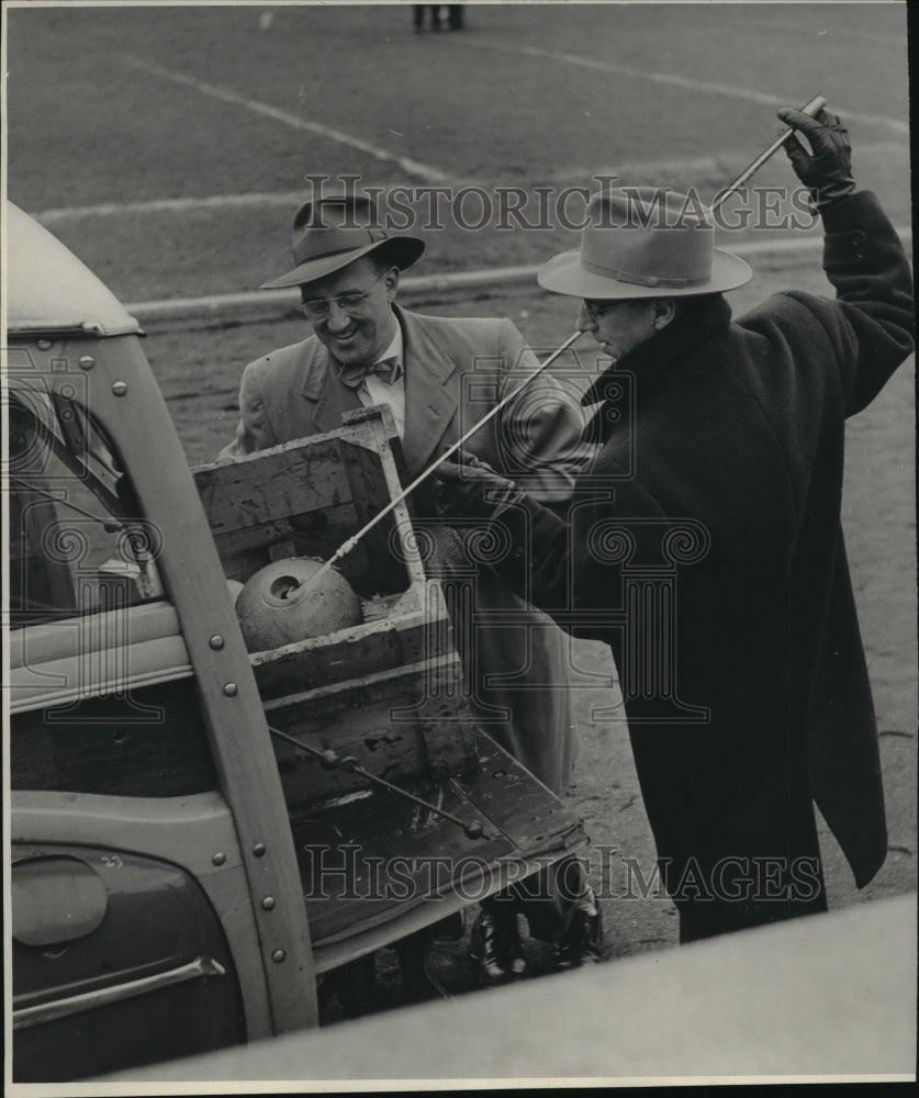 1951 Press Photo A. G. Barrow &amp; Al Cota Testing Radioactive Cobalt - mja71669