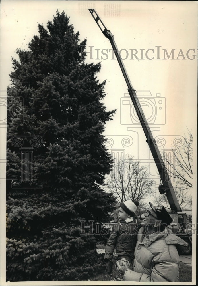 1987 Press Photo John W. Montauge &amp; his grandson get a tree for Christmas- Historic Images