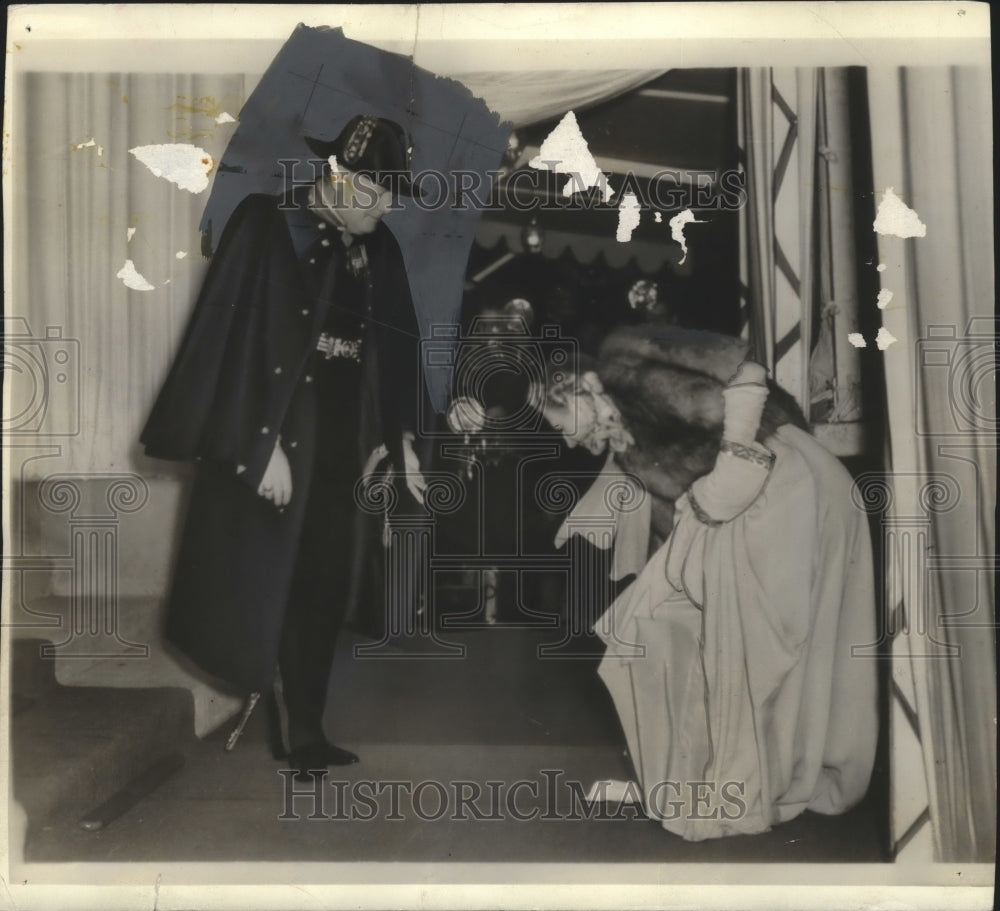 1939 Press Photo Mrs. Churchill getting his handkerchief at the London embassy- Historic Images