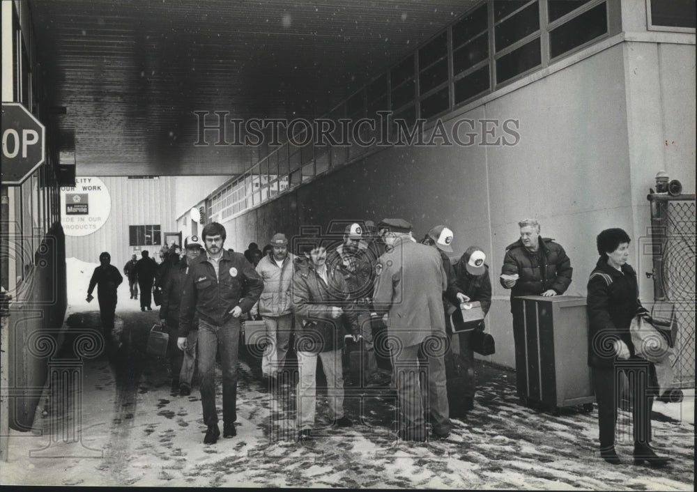 1984 Press Photo Workers Taking Out Their Own Tools After Chrysler Plant Sold- Historic Images