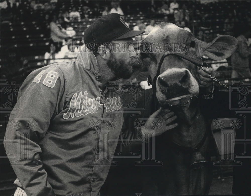 1989 Press Photo Brewers Pitchers Bryan Clutterbuck at County Stadium- Historic Images