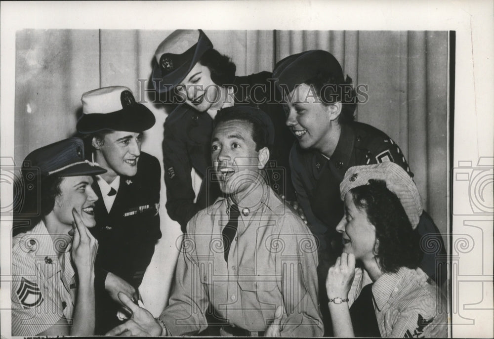 1952 Press Photo Vic Damone sings to uniformed military women in New York- Historic Images