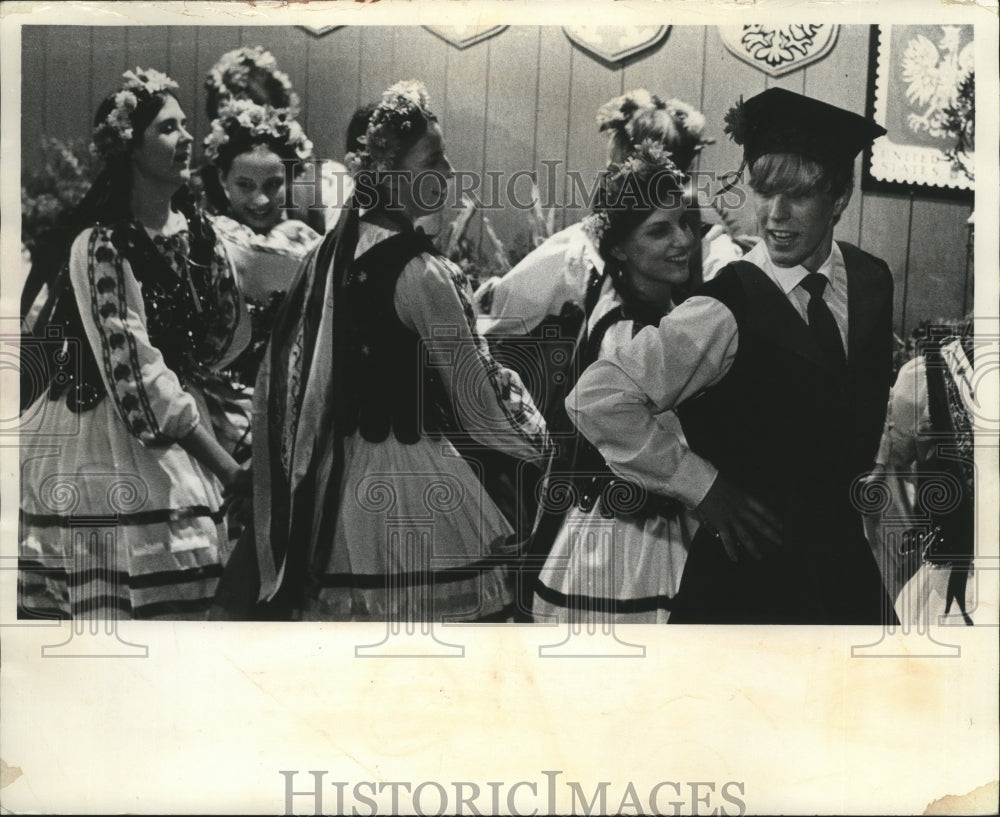 1973 Press Photo The Krakow Polish Dancers at the Rams Head Inn in Bay View- Historic Images