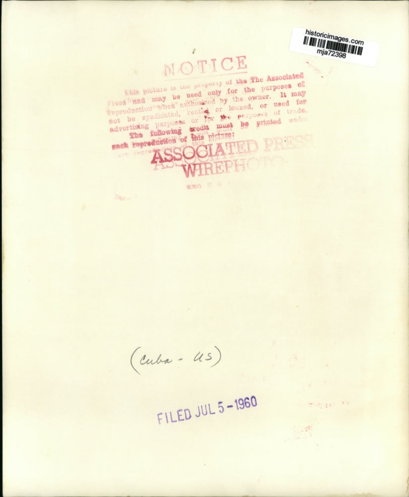 1960 Press Photo Rifle-Toting Employees Stand Guard at Shell Refinery in Havana