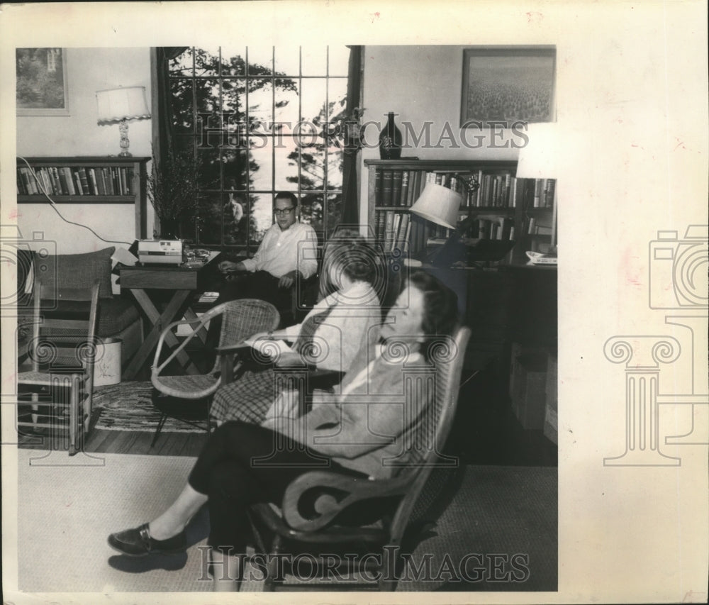 1963 Press Photo Students Listening to Music With Their Teacher in Wisconsin